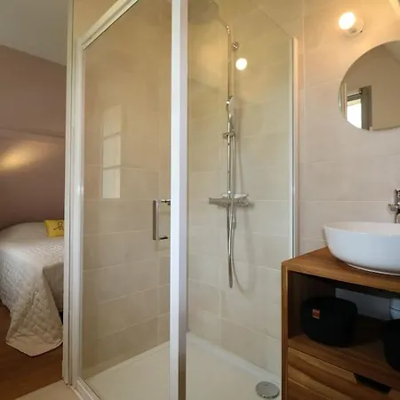 Oree Du Chateau : Maison De Charme Avec Piscine Chauffee Dans *