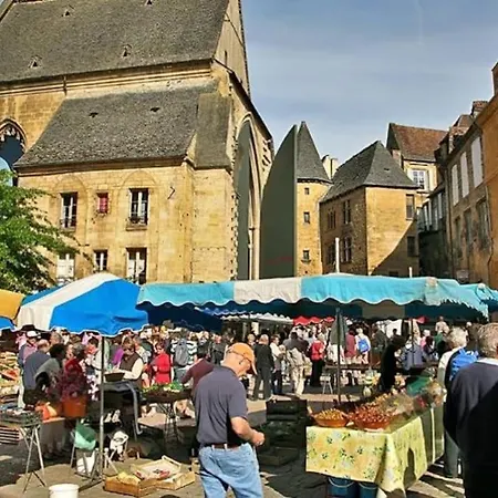 Oree Du Chateau : Maison De Charme Avec Piscine Chauffee Dans Beynac-et-Cazenac