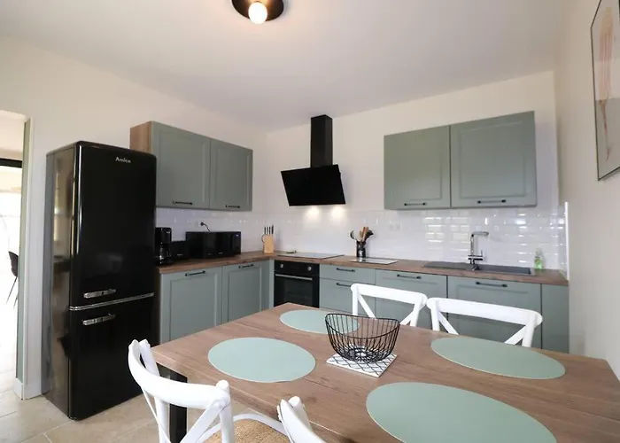 בית נופש Oree Du Chateau : Maison De Charme Avec Piscine Chauffee Dans ביינאק-אה-סאזנאק