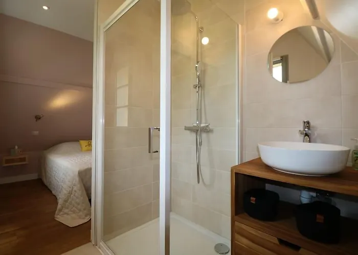 Oree Du Chateau : Maison De Charme Avec Piscine Chauffee Dans *